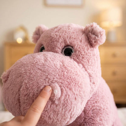 Détail de notre peluche Hippopotame rose à fabriquer à la maison.