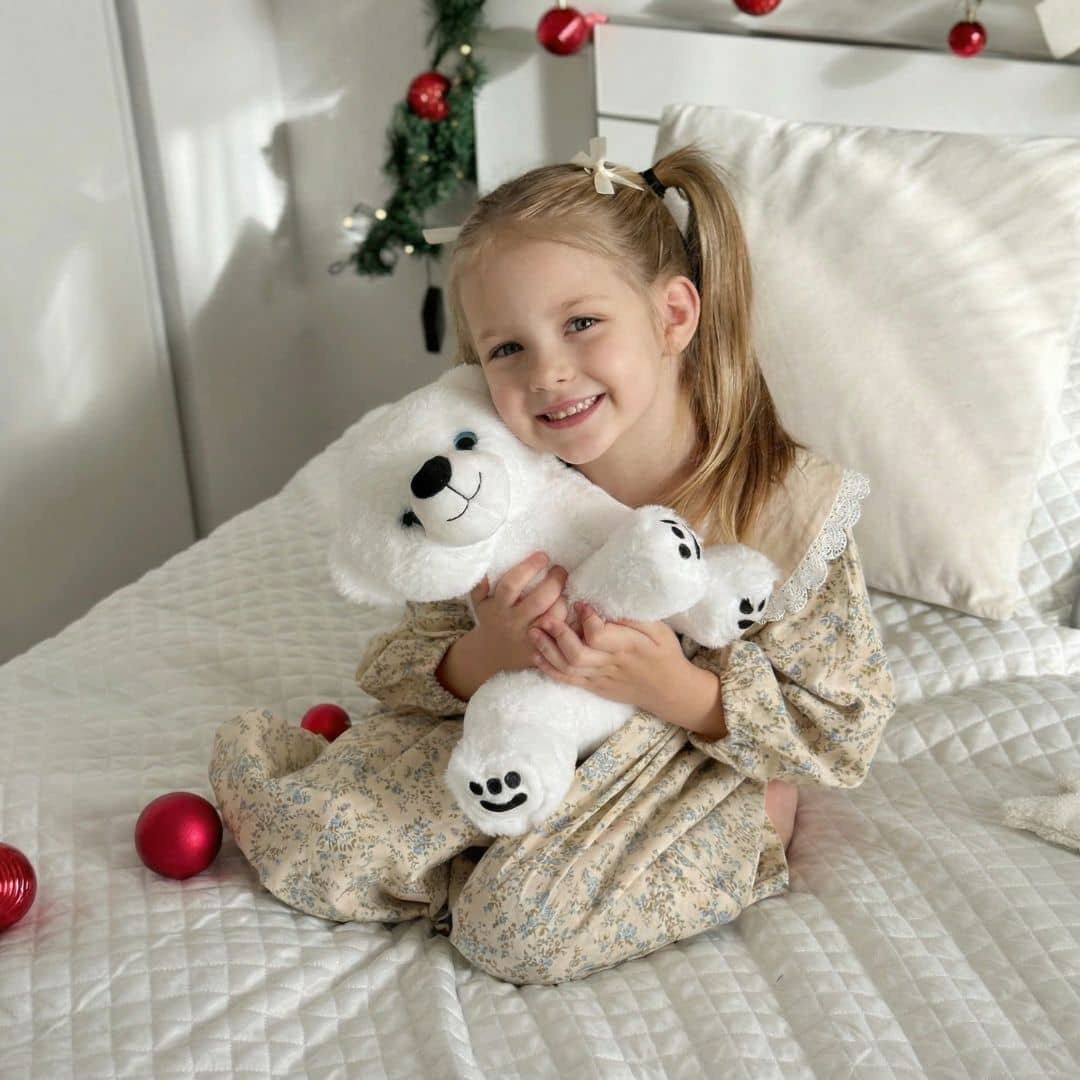 Enfant avec sa pleuche ours blanc