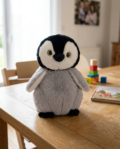 Un petit pingouin en peluche gris à personnaliser avec des yeux dorés 