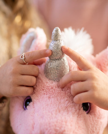 Détail de la peluche licorne rose à paillettes