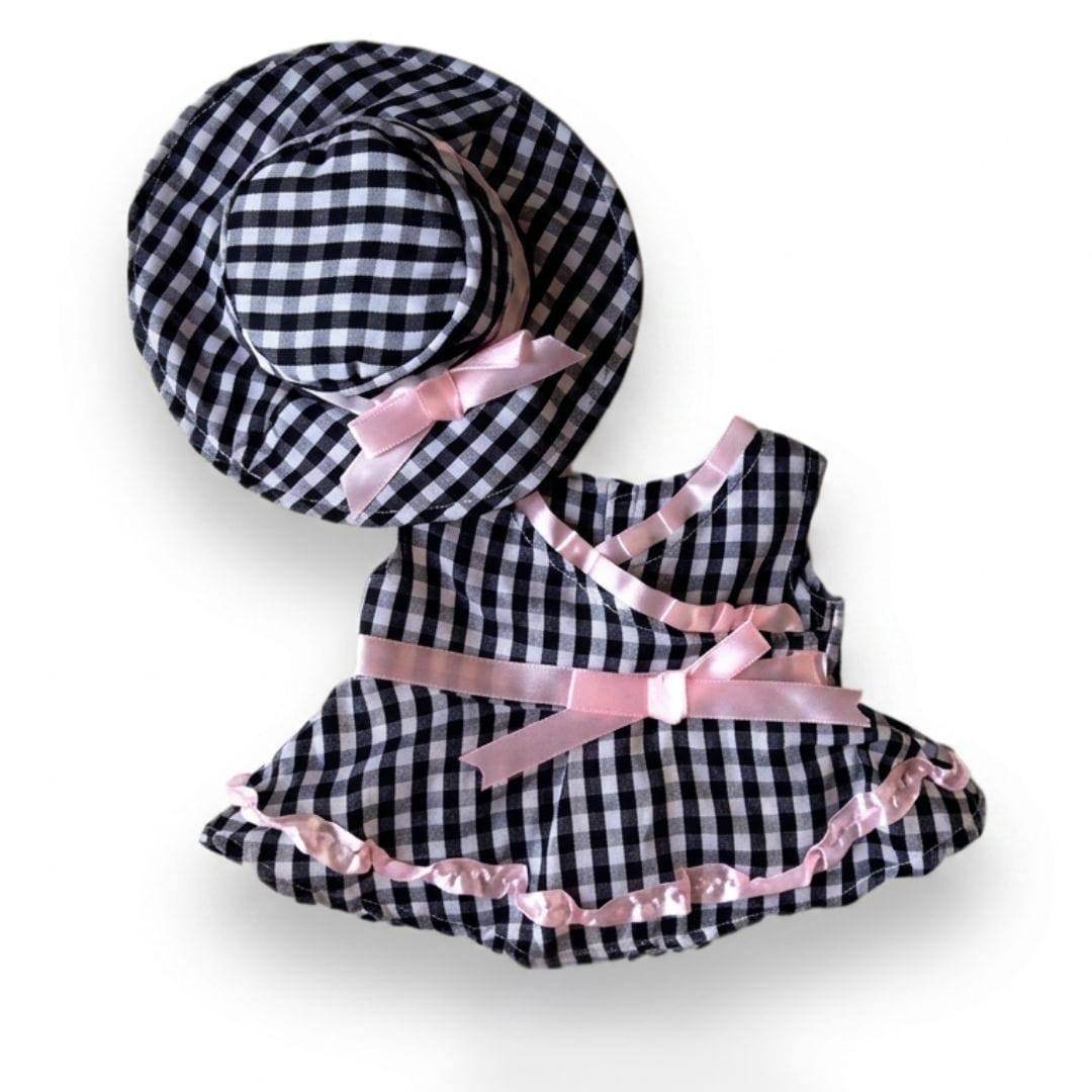tenue à carreaux noir, gris et blanc avec des accents rose satin, équipé de son chapeau pour peluche