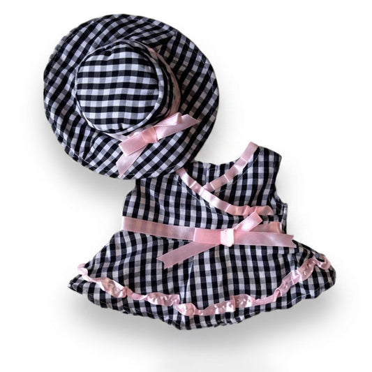 tenue à carreaux noir, gris et blanc avec des accents rose satin, équipé de son chapeau pour peluche